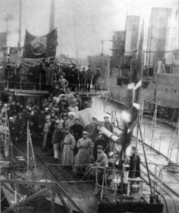 На корме эсминца &quot;Незаможный&quot; во время митинга 7 ноября 1923 года в Николаеве.