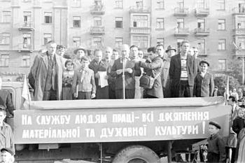 Митинг на привокзальной площади.